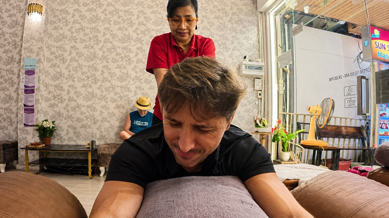 MASSAGEM COMPLETA E HISTÓRIA COMOVENTE POR UMA SENHORA DE 55 ANOS NA TAILANDIA 🇹🇭