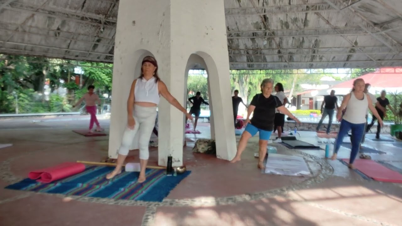 Equilibrio dinámico y calentamiento tercera edad #yoga#yogamusic #yoga