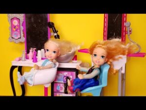 At the Salon ! Elsa and Anna toddlers – haircut – spa – massage – Barbie is the hairstylist – relax